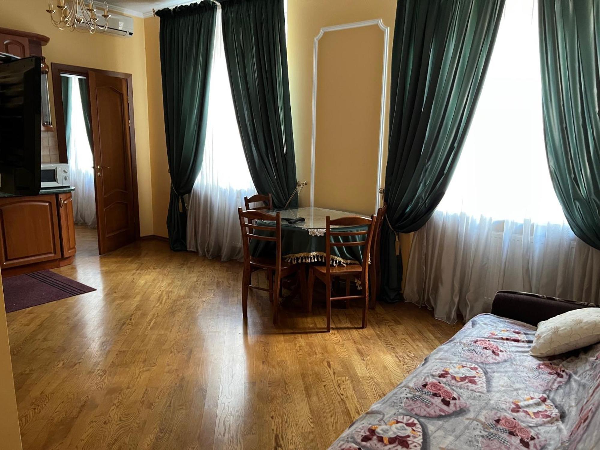 Central House Lviv Ngoại thất bức ảnh